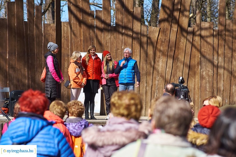 Szépkorúak első sétája az Erdei Tornapályán