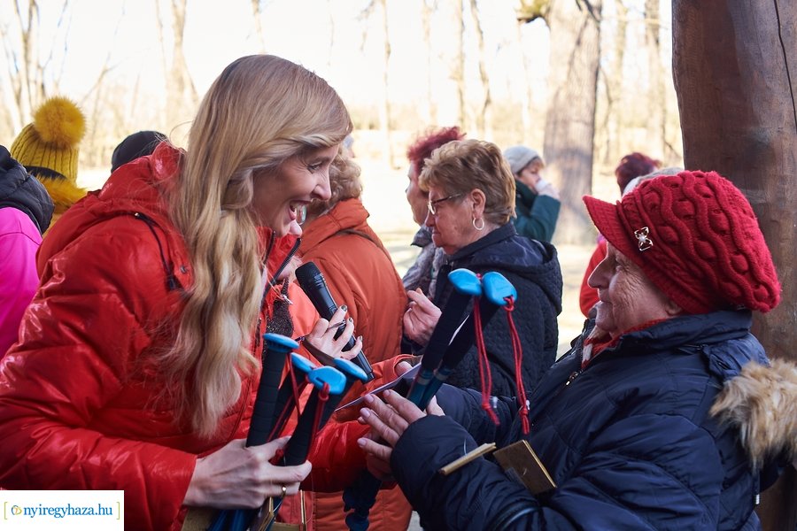 Szépkorúak első sétája az Erdei Tornapályán