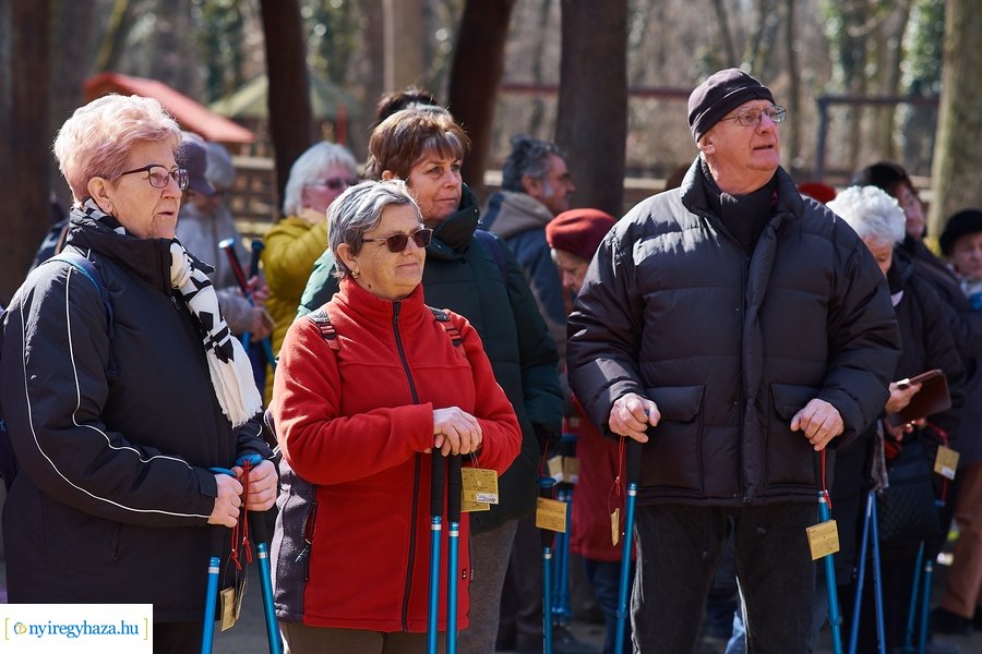Szépkorúak első sétája az Erdei Tornapályán