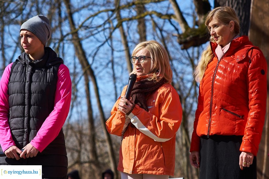 Szépkorúak első sétája az Erdei Tornapályán