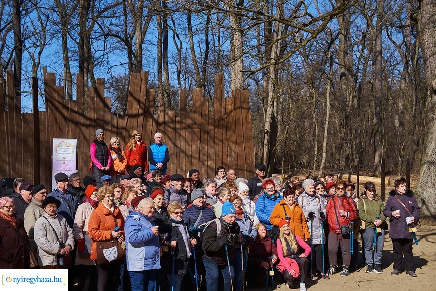 Szépkorúak első sétája az Erdei Tornapályán