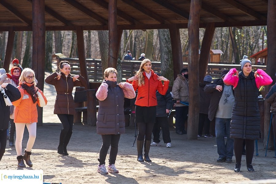 Szépkorúak első sétája az Erdei Tornapályán