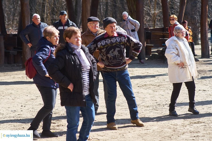Szépkorúak első sétája az Erdei Tornapályán