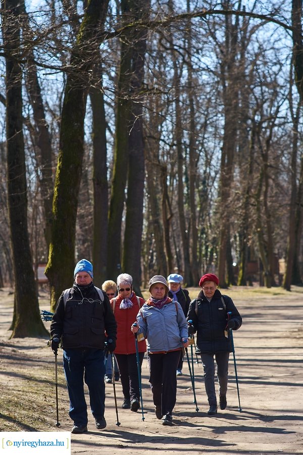 Szépkorúak első sétája az Erdei Tornapályán
