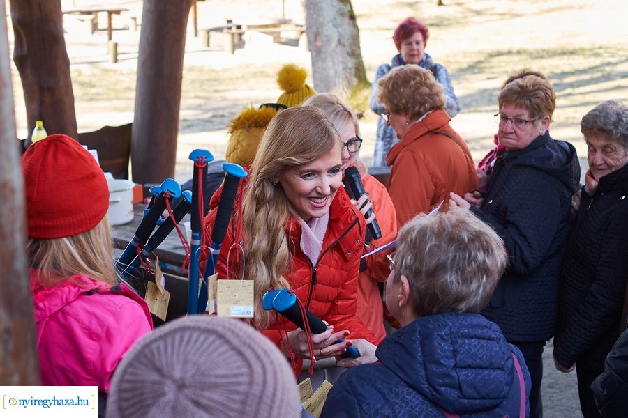 Szépkorúak első sétája az Erdei Tornapályán