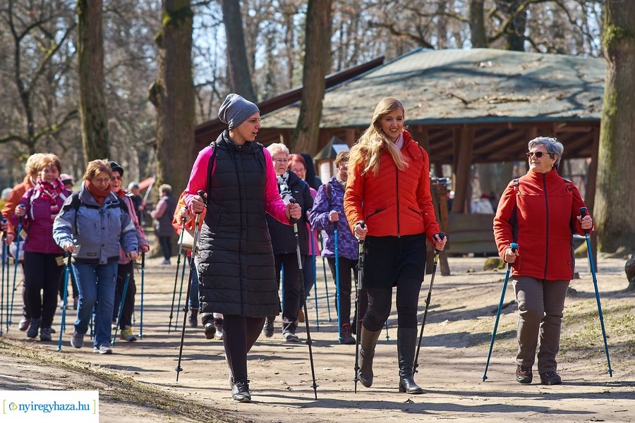 Szépkorúak első sétája az Erdei Tornapályán