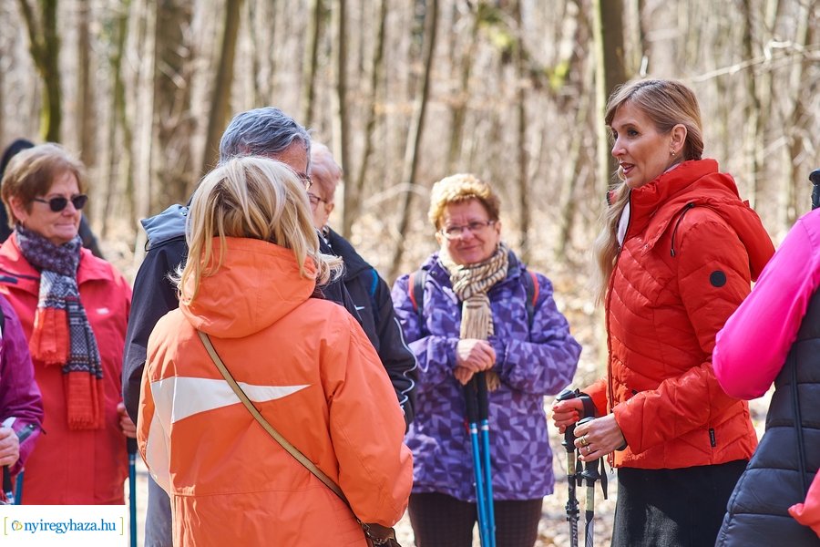 Szépkorúak első sétája az Erdei Tornapályán