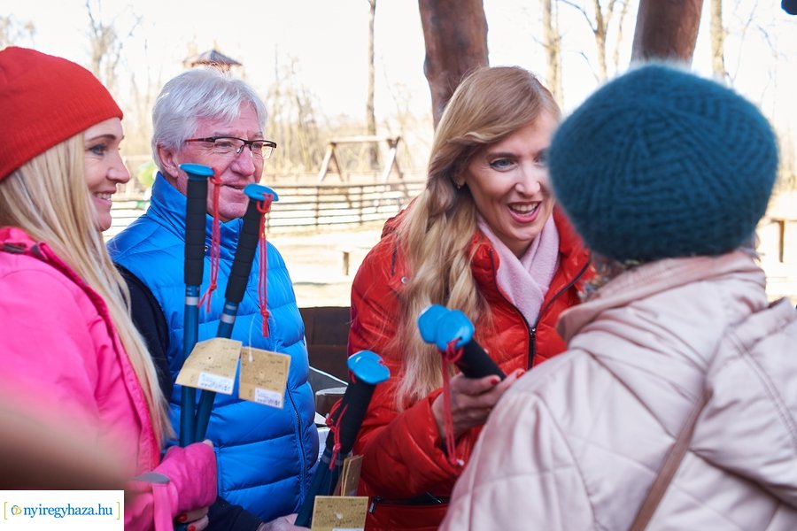 Szépkorúak első sétája az Erdei Tornapályán