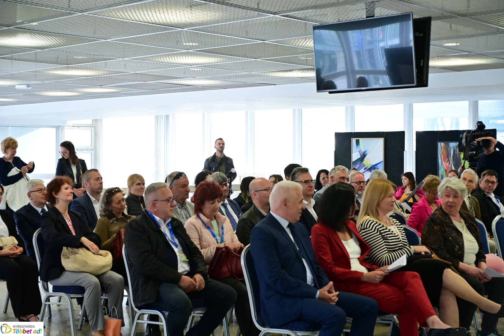 Színköd és Fényformák kiállítás 2025 májusában