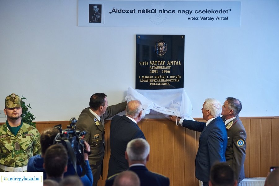 Szobor és emléktábla avató a Damjanich laktanyában