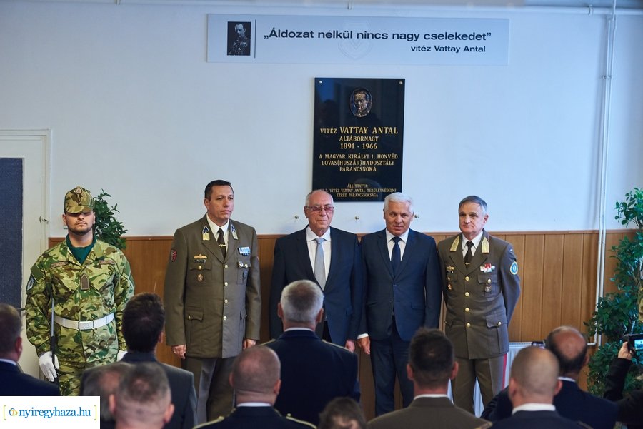 Szobor és emléktábla avató a Damjanich laktanyában