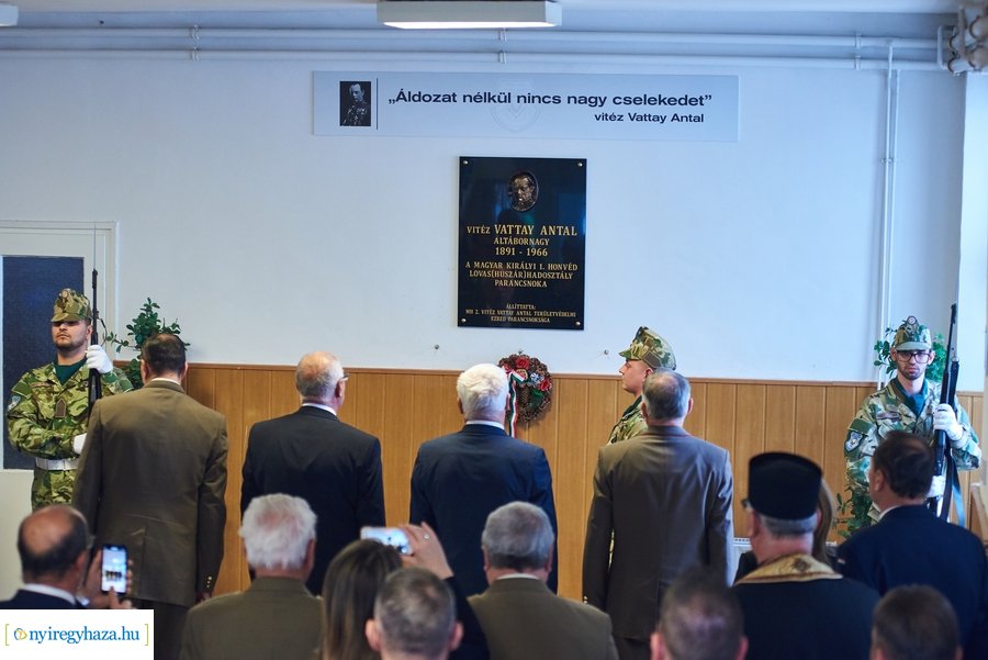 Szobor és emléktábla avató a Damjanich laktanyában