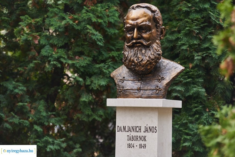 Szobor és emléktábla avató a Damjanich laktanyában