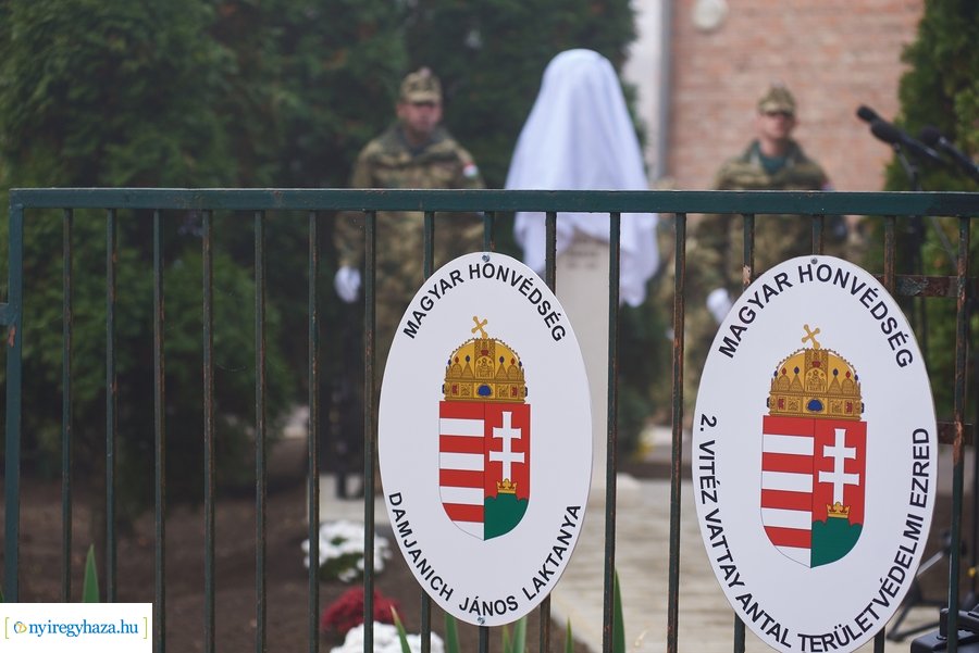 Szobor és emléktábla avató a Damjanich laktanyában