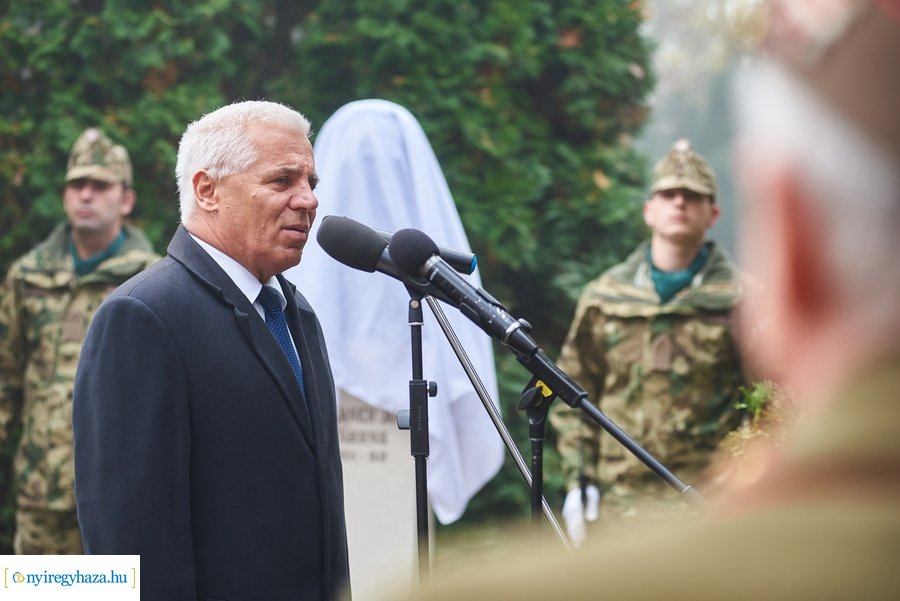 Szobor és emléktábla avató a Damjanich laktanyában