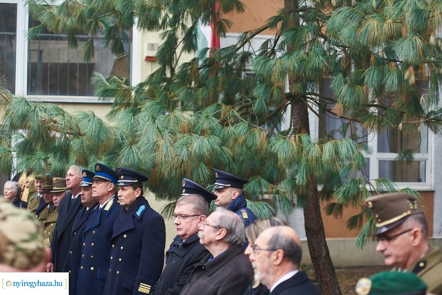 Szobor és emléktábla avató a Damjanich laktanyában