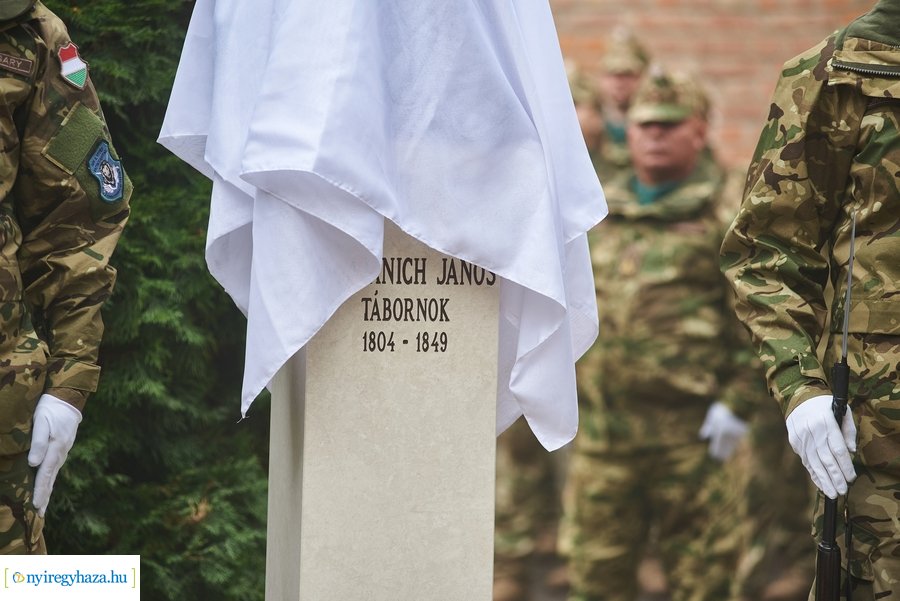 Szobor és emléktábla avató a Damjanich laktanyában