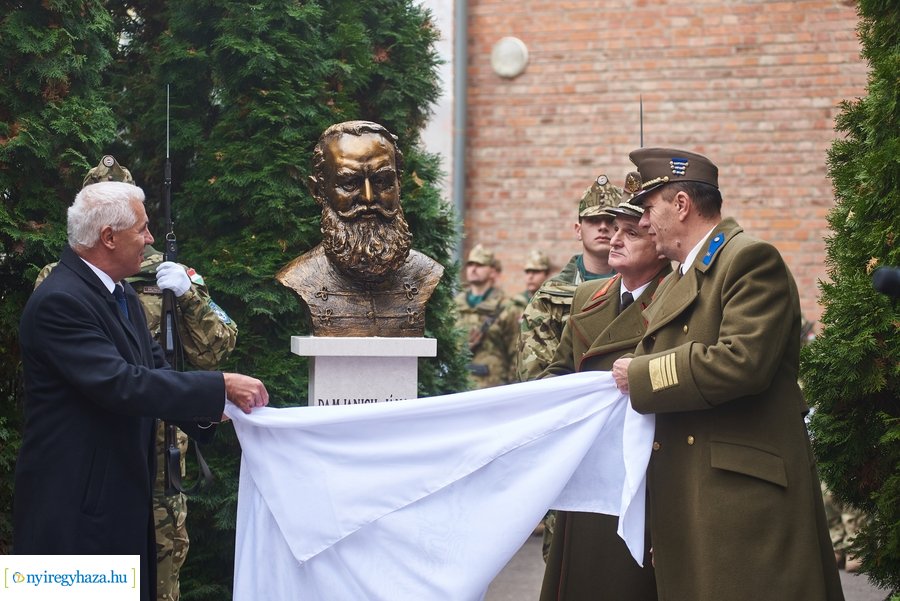 Szobor és emléktábla avató a Damjanich laktanyában