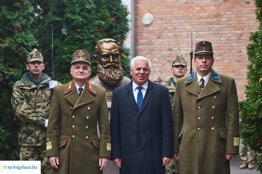 Szobor és emléktábla avató a Damjanich laktanyában