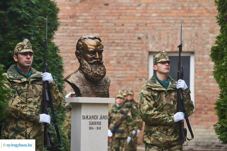 Szobor és emléktábla avató a Damjanich laktanyában
