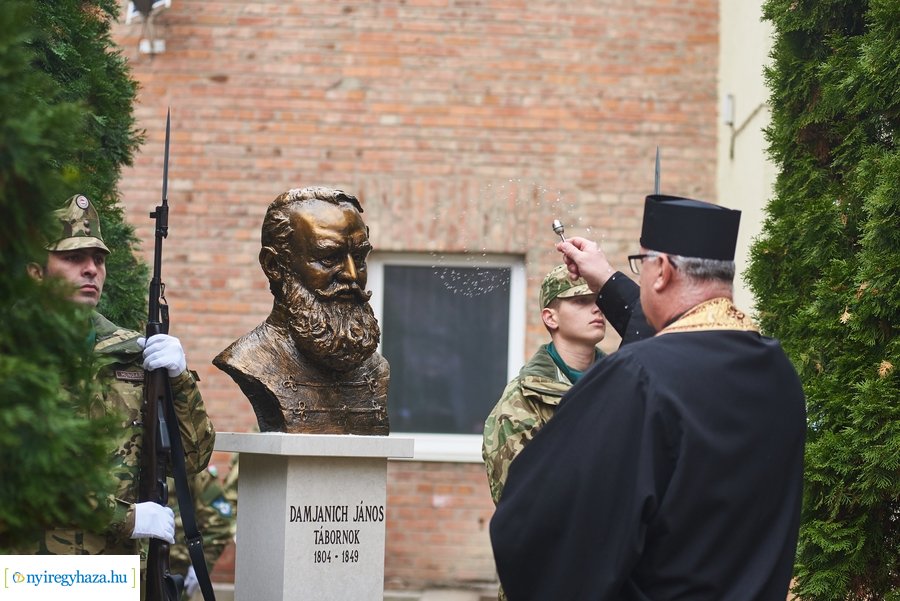 Szobor és emléktábla avató a Damjanich laktanyában