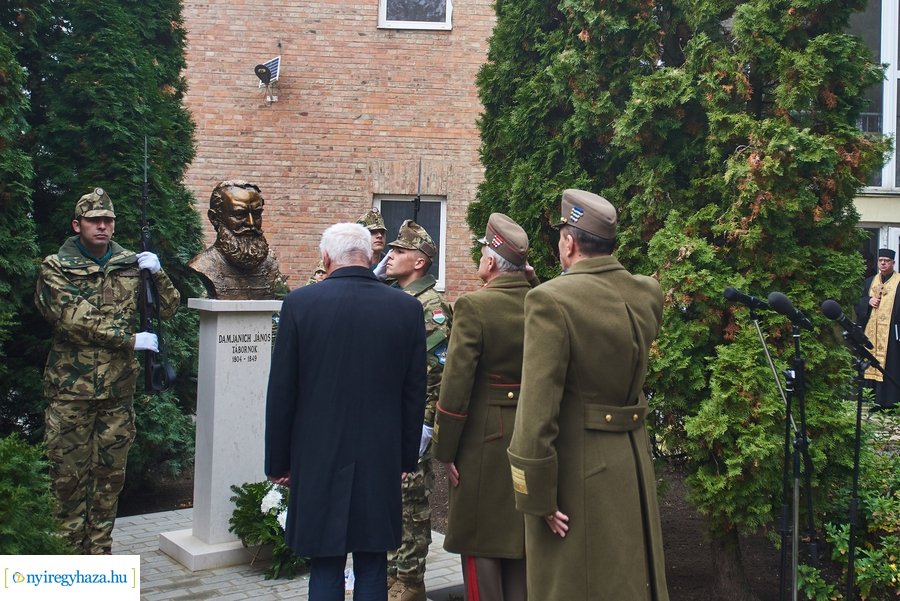Szobor és emléktábla avató a Damjanich laktanyában