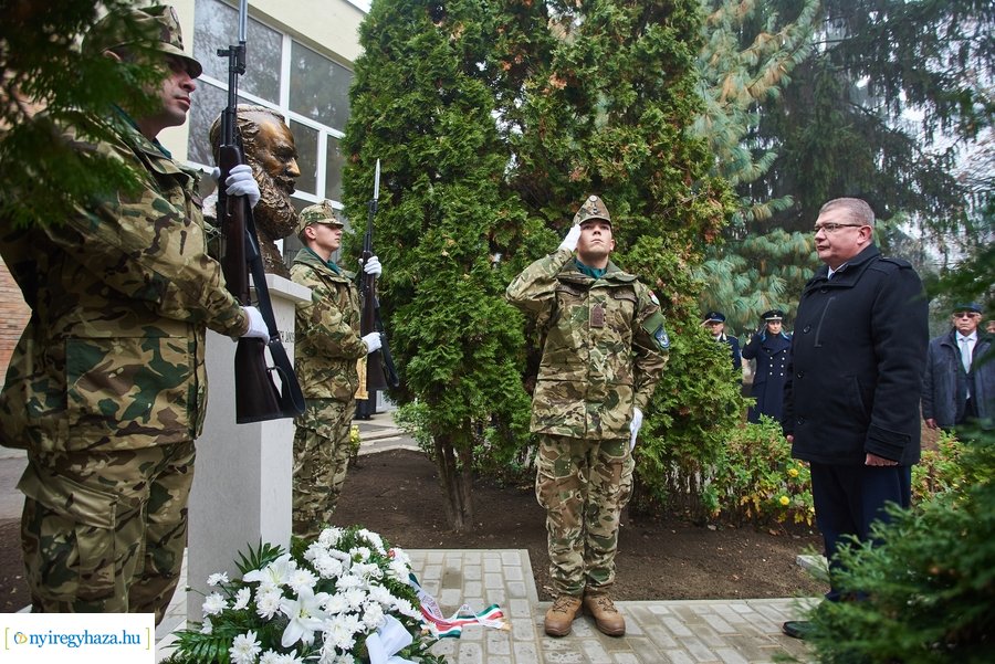 Szobor és emléktábla avató a Damjanich laktanyában