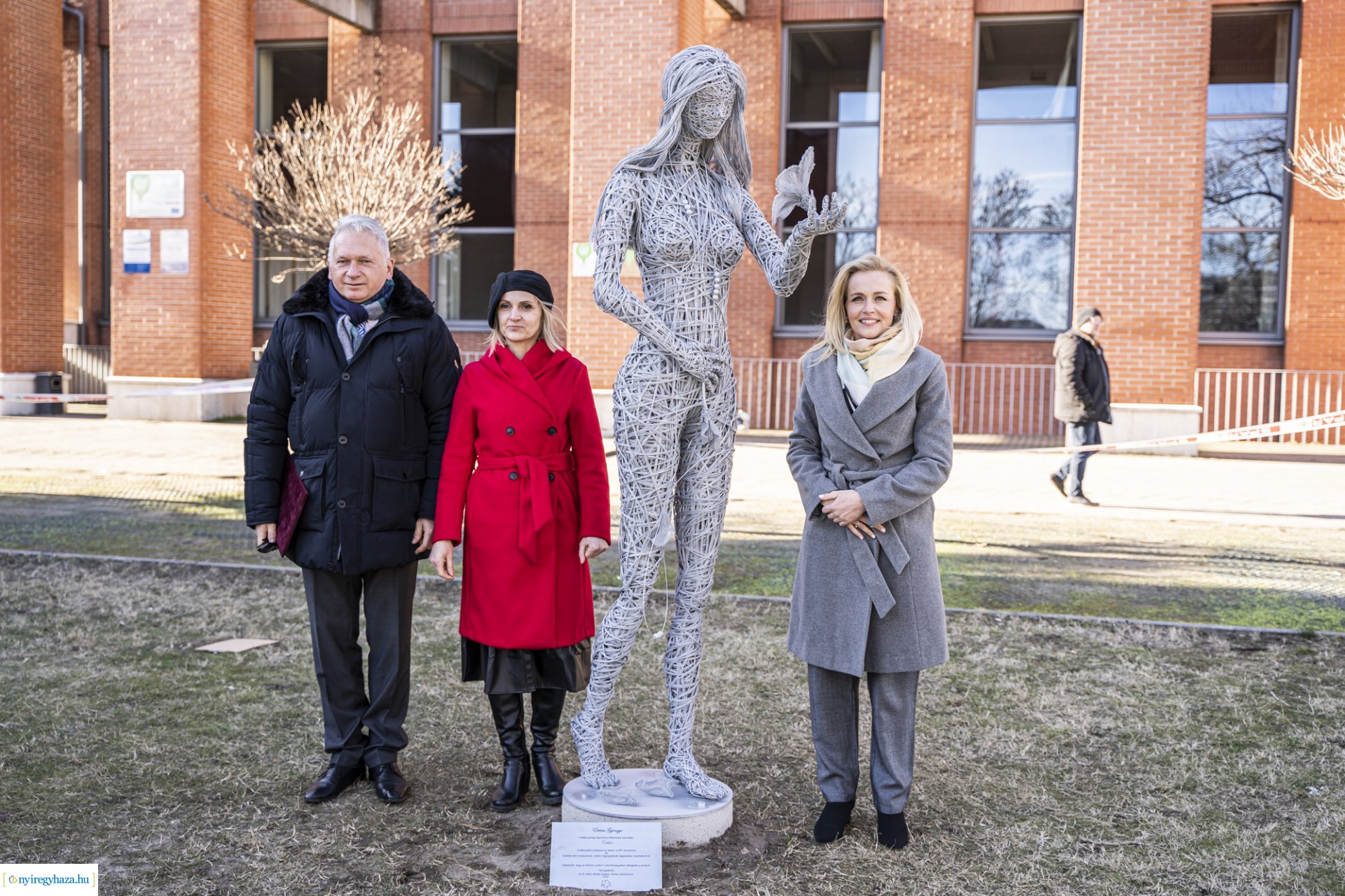 Szobrot emeltek a méhnyakrák elleni küzdelemnek az ELTE-n