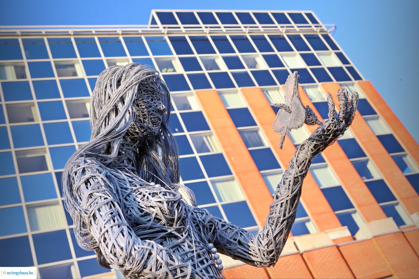 Szobrot emeltek a méhnyakrák elleni küzdelemnek az ELTE-n