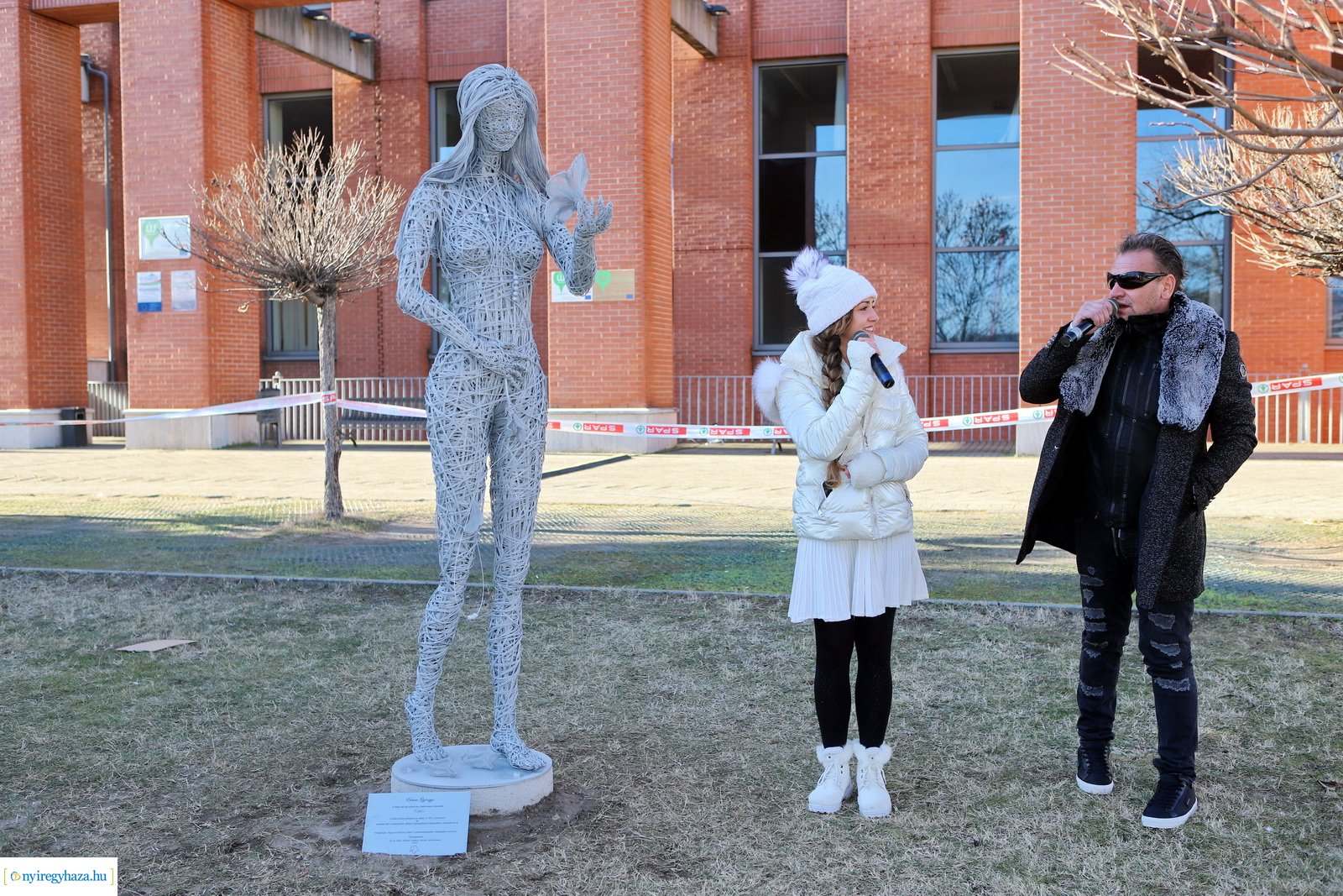 Szobrot emeltek a méhnyakrák elleni küzdelemnek az ELTE-n