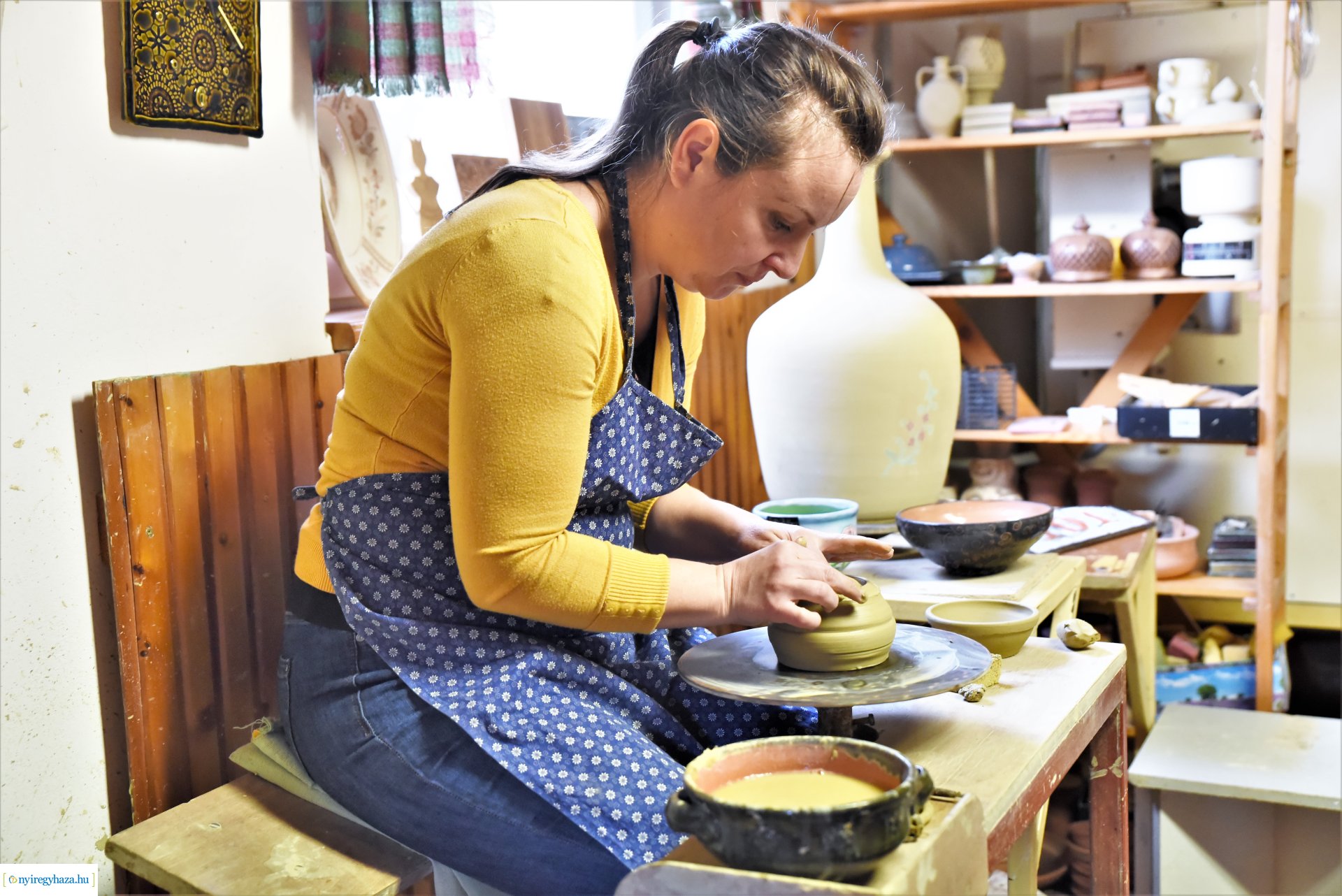 Szolanics Elvira kerámikus, népi iparművész szakkörében jártunk