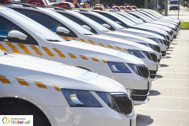 Szolgálati autók átadása