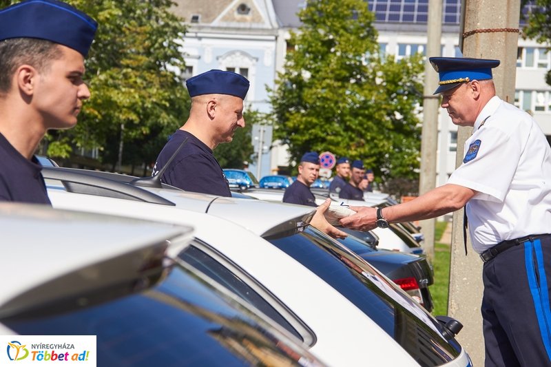 Szolgálati autók átadása