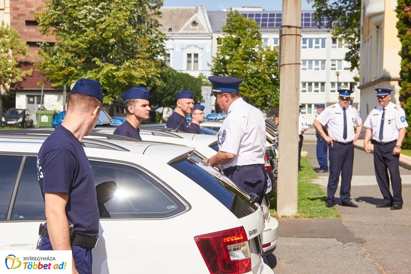 Szolgálati autók átadása