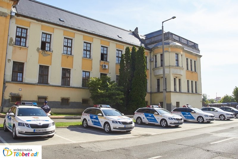 Szolgálati autók átadása