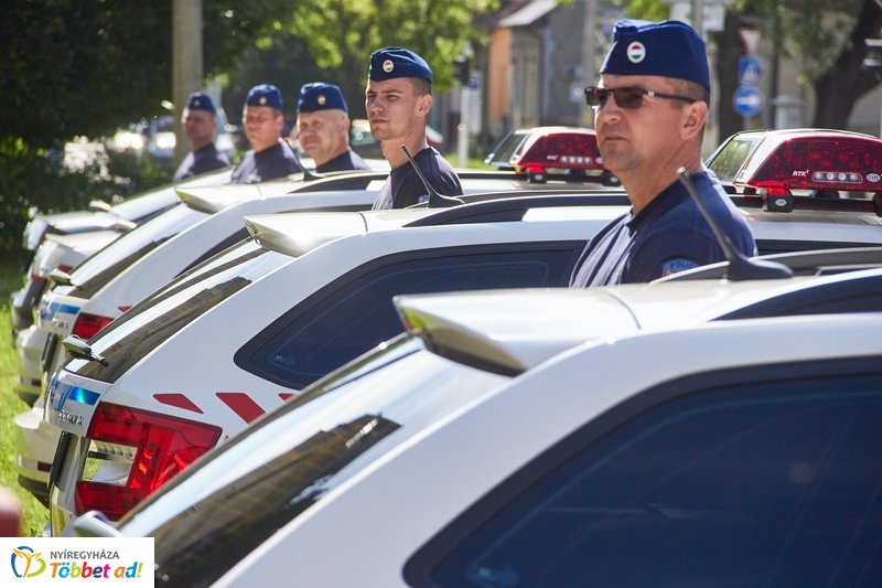 Szolgálati autók átadása