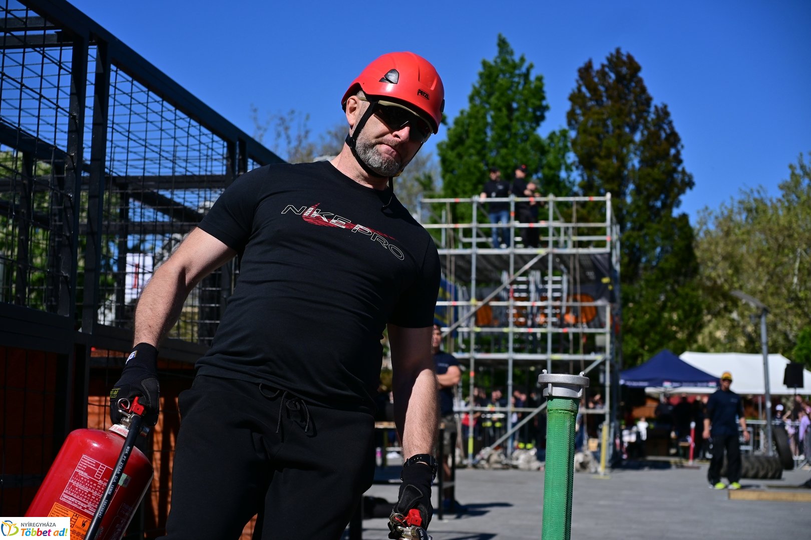 Sztárek Ferenc tűzoltó erőpróba a Kossuth téren 2026