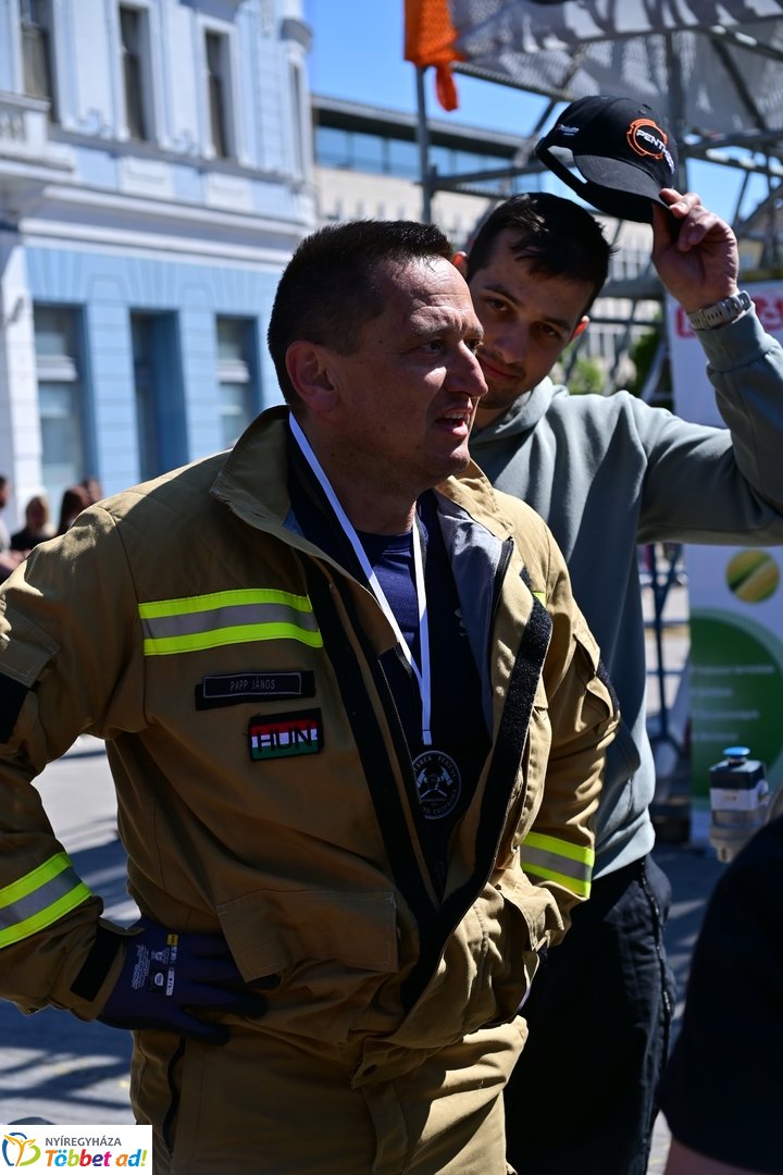 Sztárek Ferenc tűzoltó erőpróba a Kossuth téren 2026