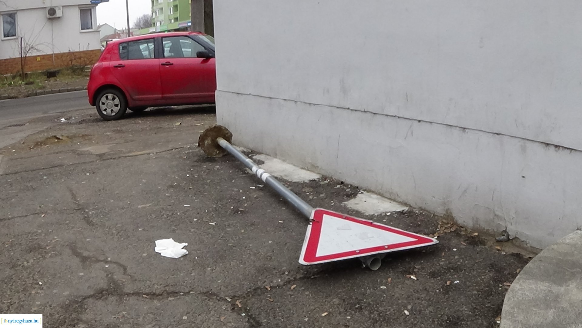 Táblákat rongáltak a város több pontján is