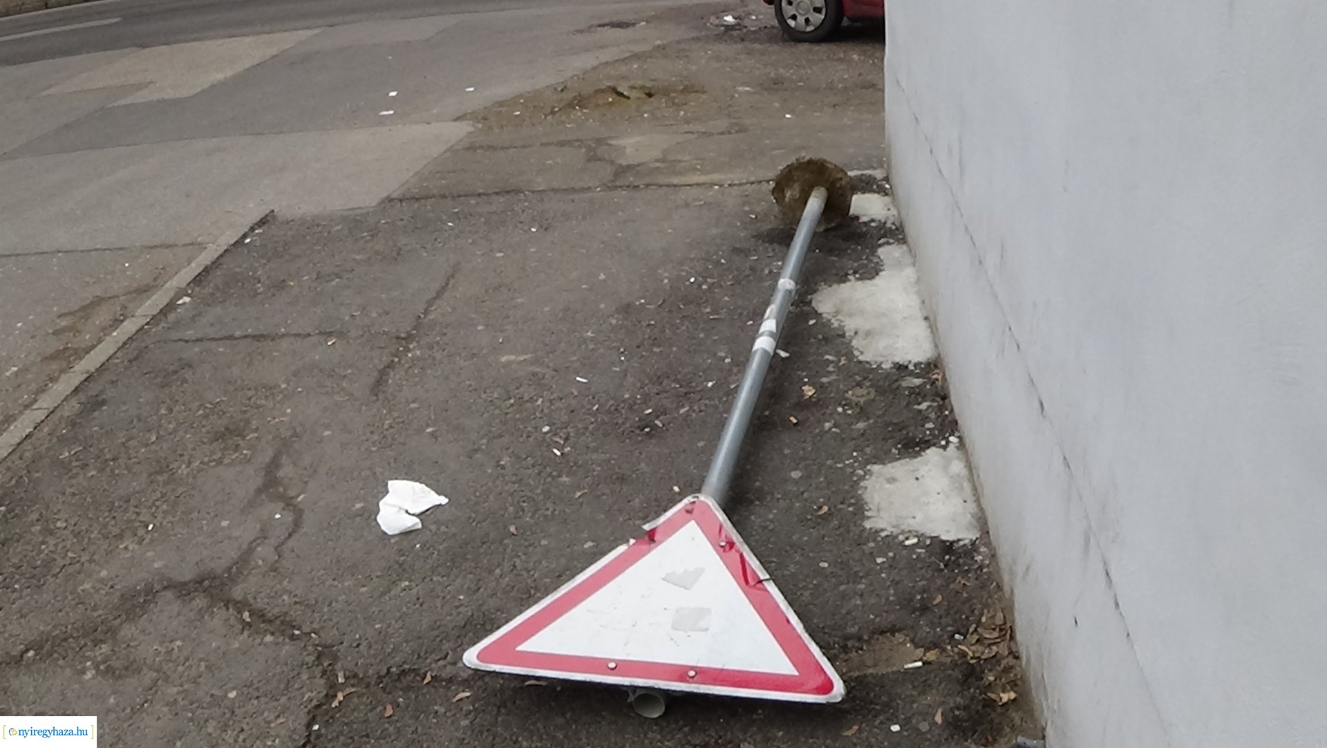 Táblákat rongáltak a város több pontján is