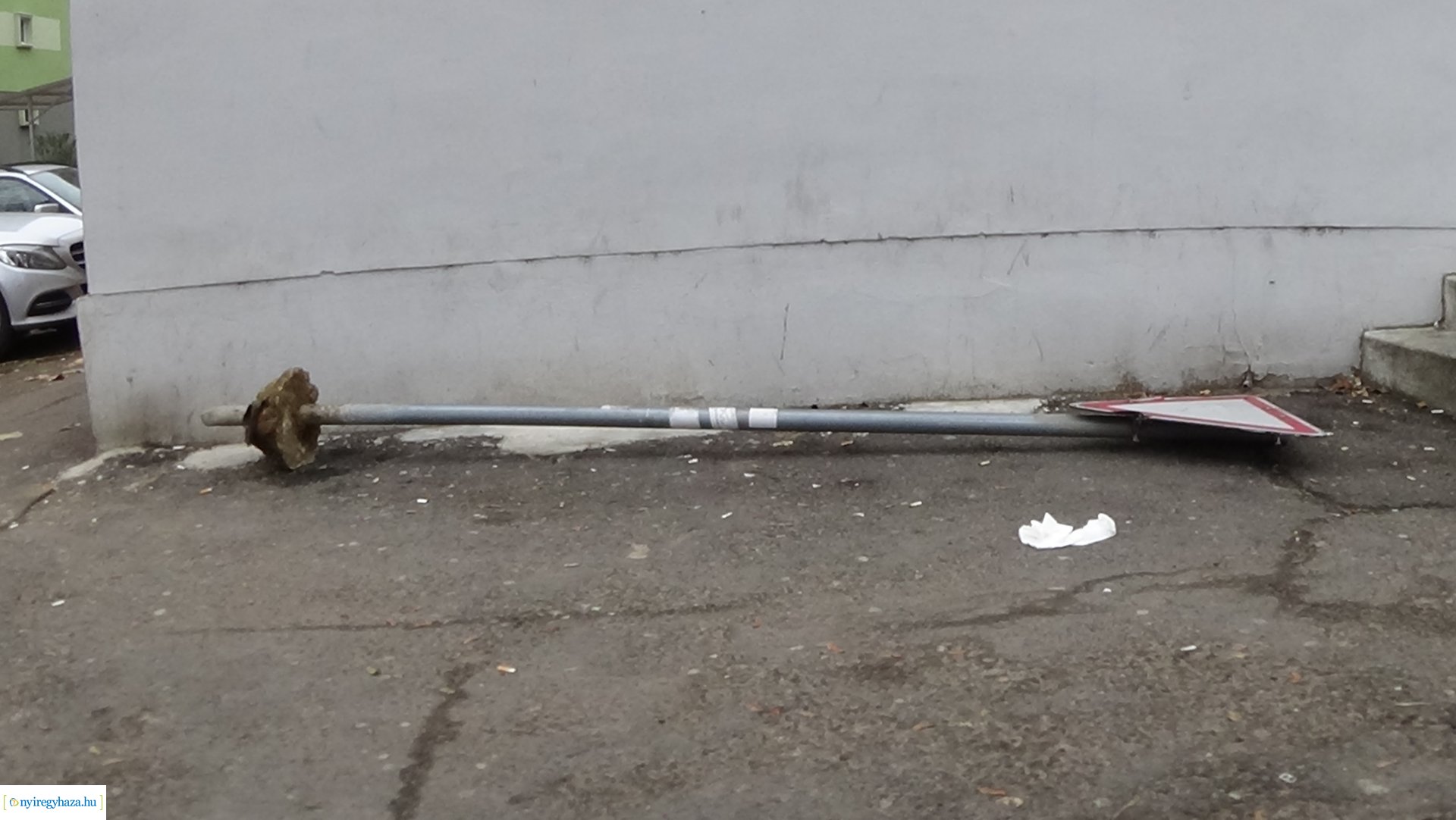 Táblákat rongáltak a város több pontján is