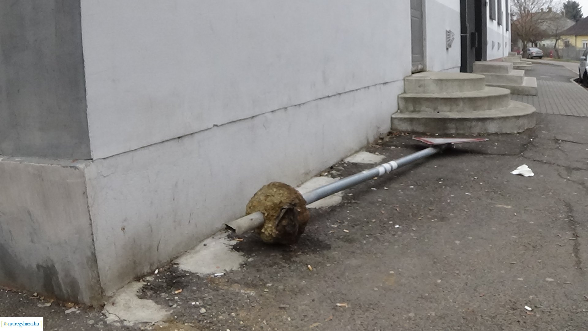 Táblákat rongáltak a város több pontján is