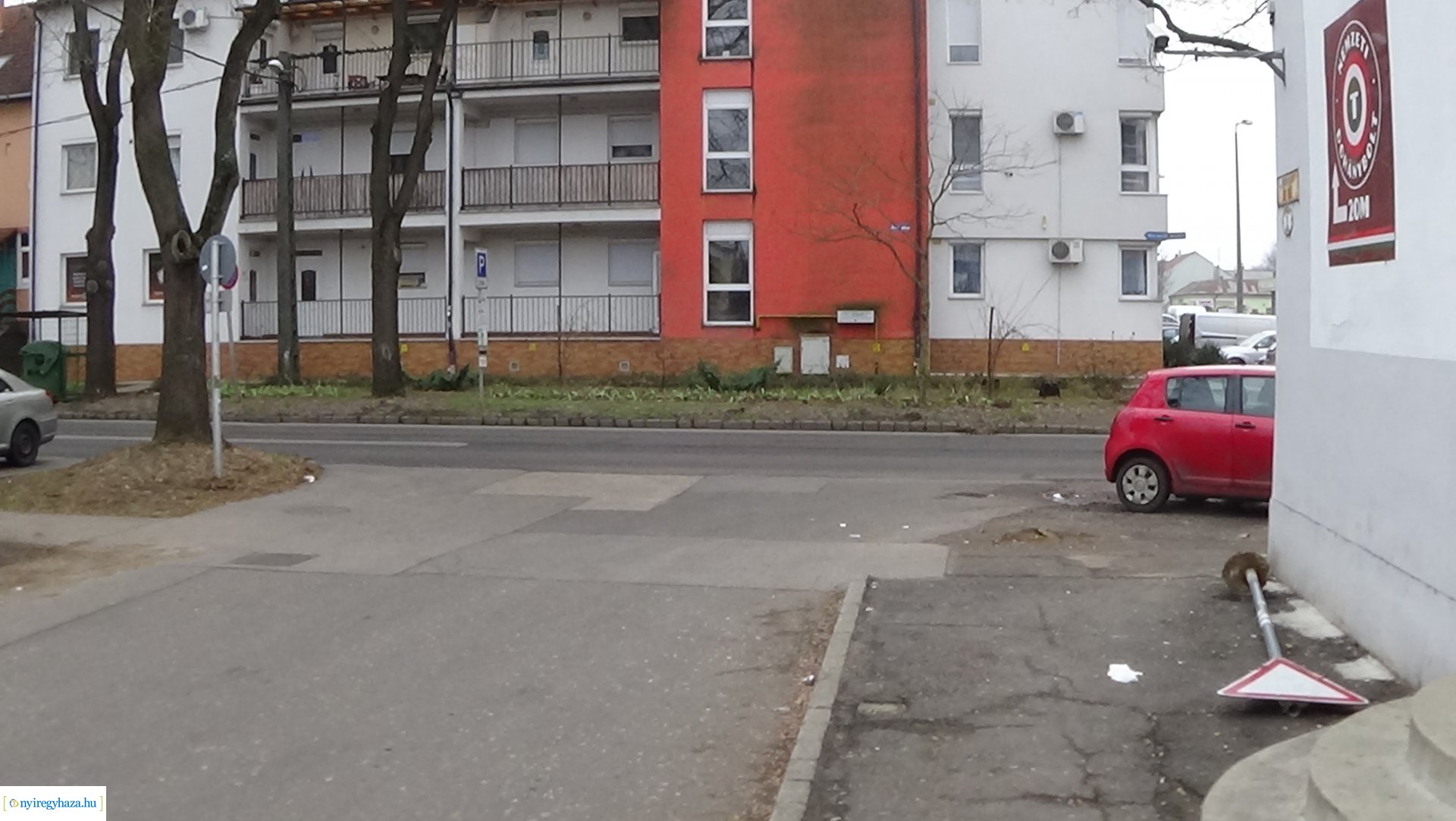 Táblákat rongáltak a város több pontján is