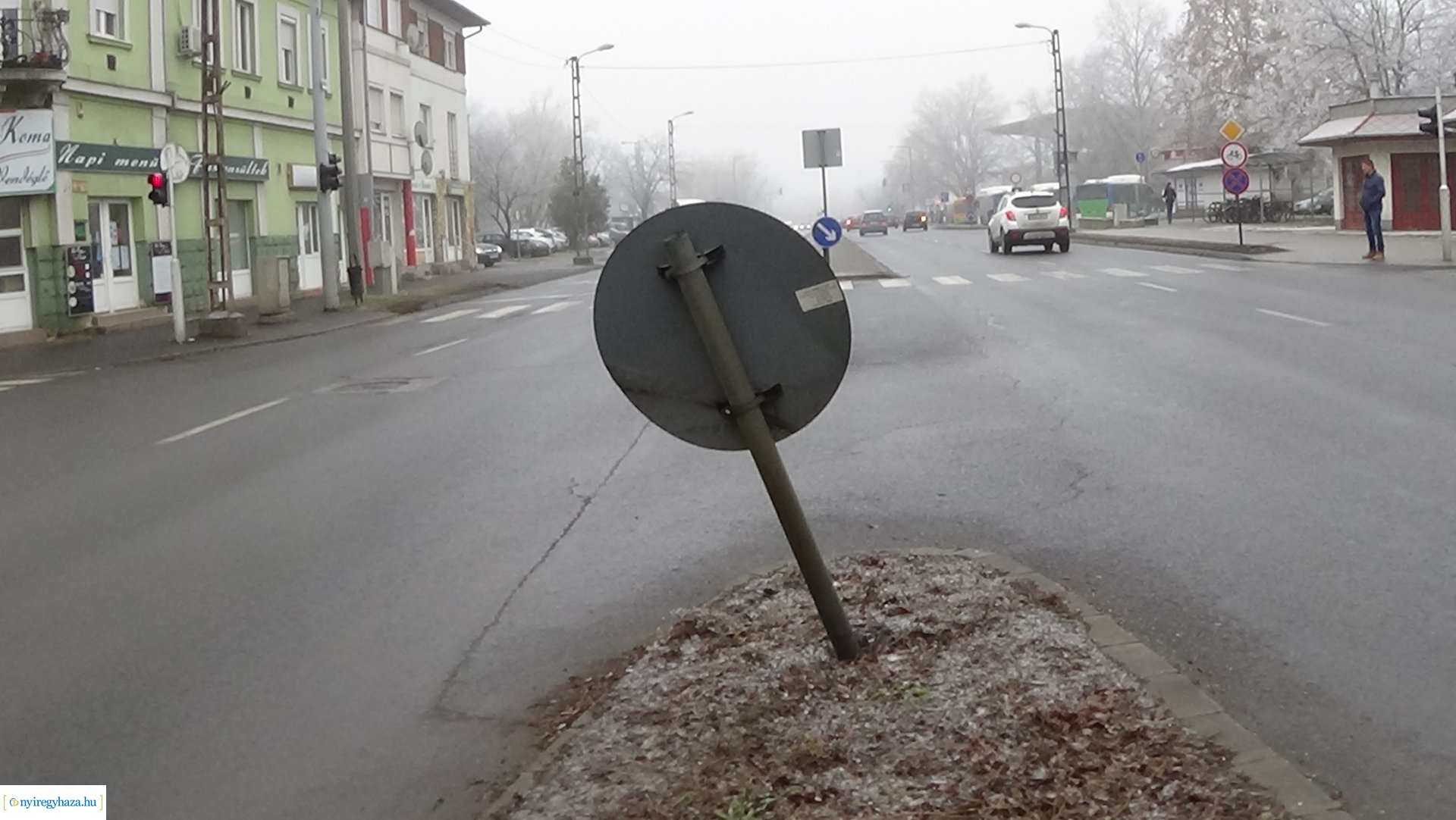 Táblákat rongáltak a város több pontján