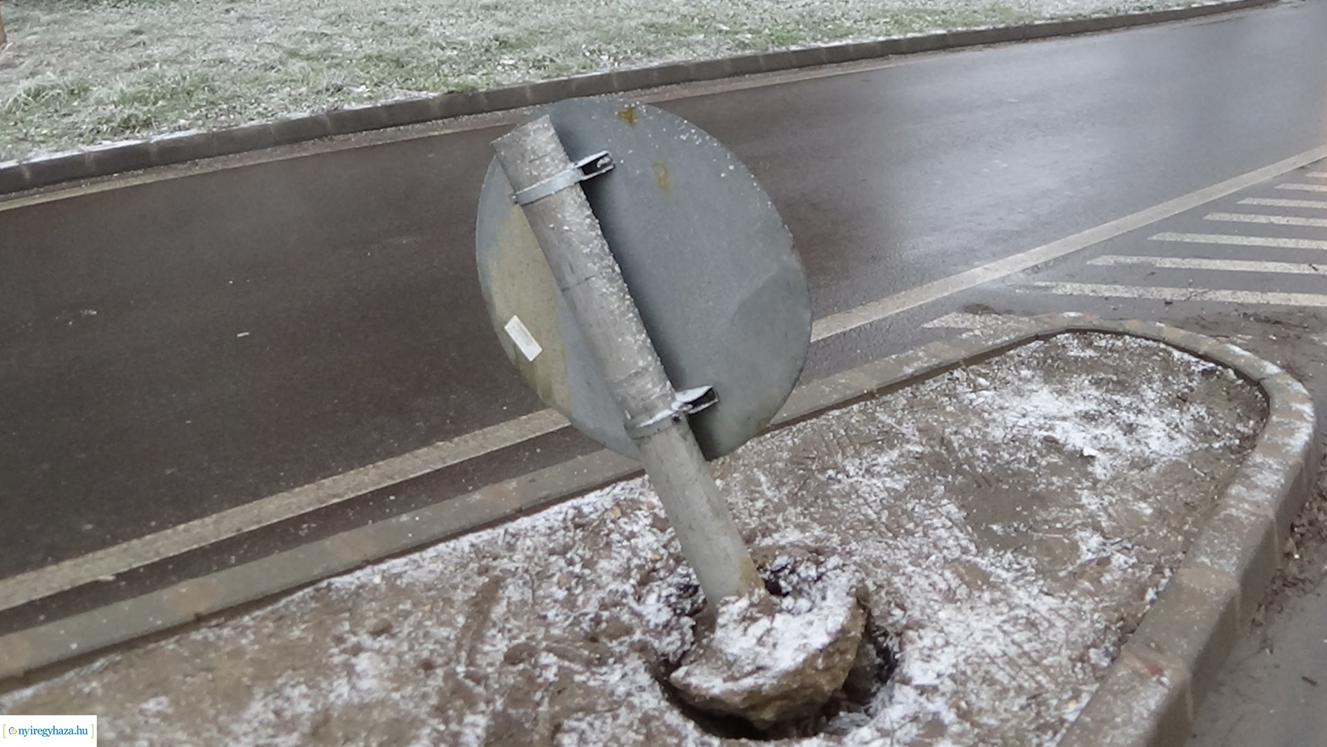 Táblákat rongáltak a város több pontján