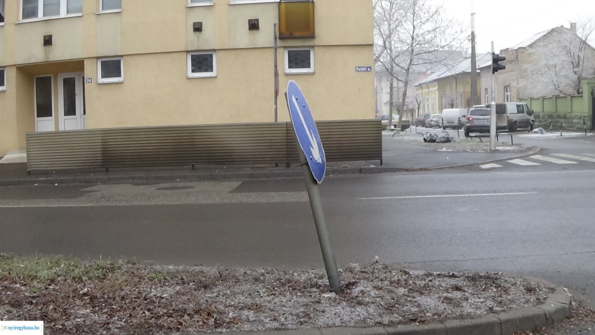 Táblákat rongáltak a város több pontján