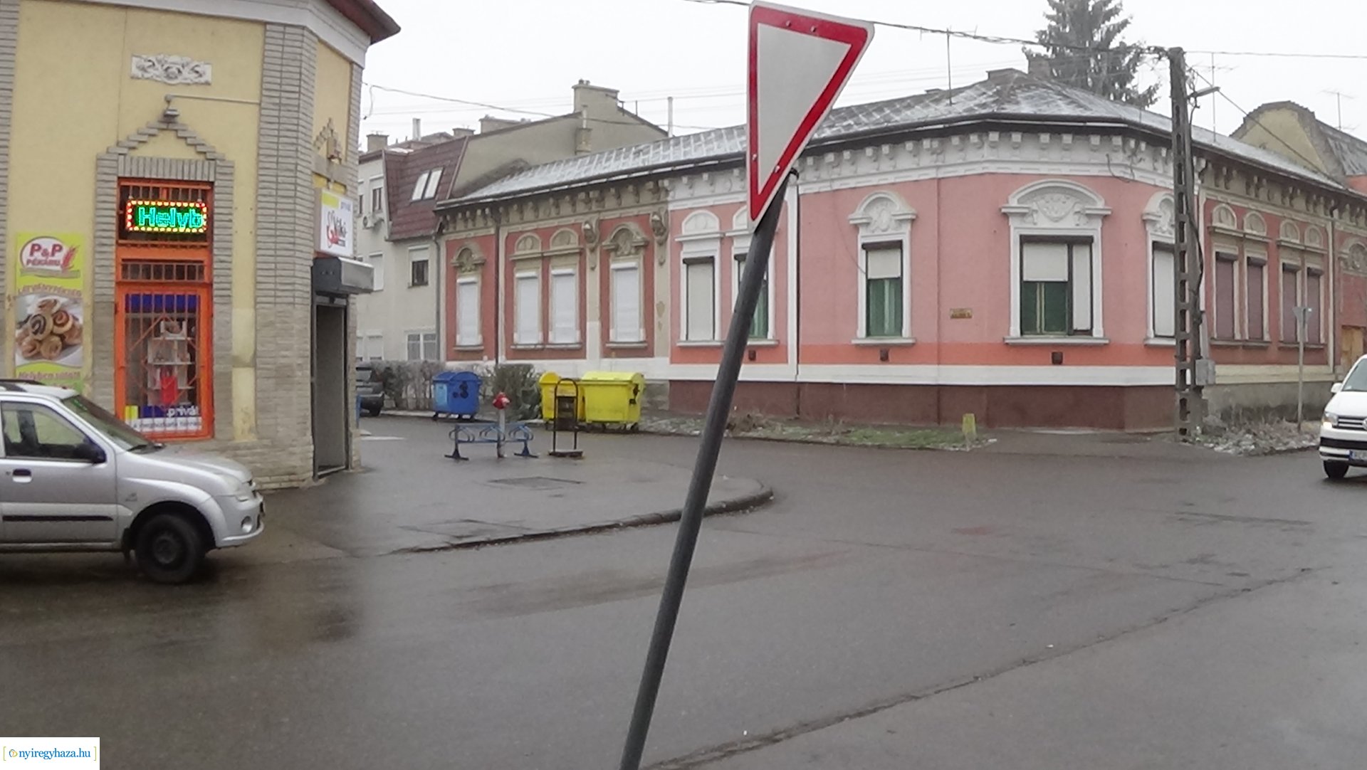 Táblákat rongáltak a város több pontján