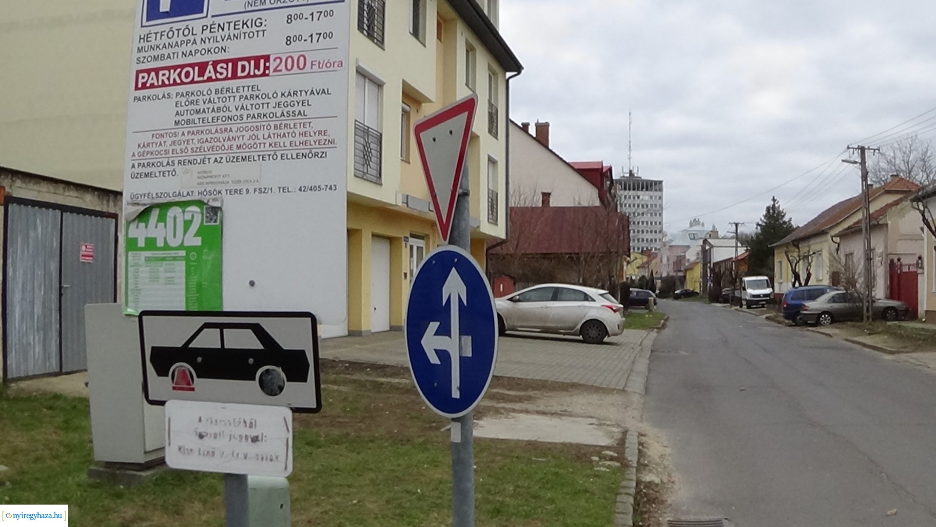 Táblákat törtek a város több pontján