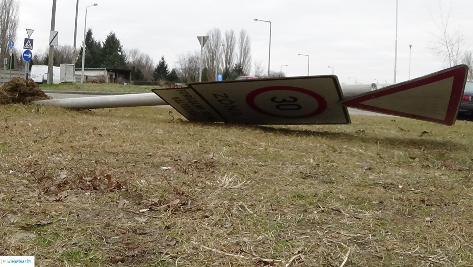 Táblákat törtek a város több pontján