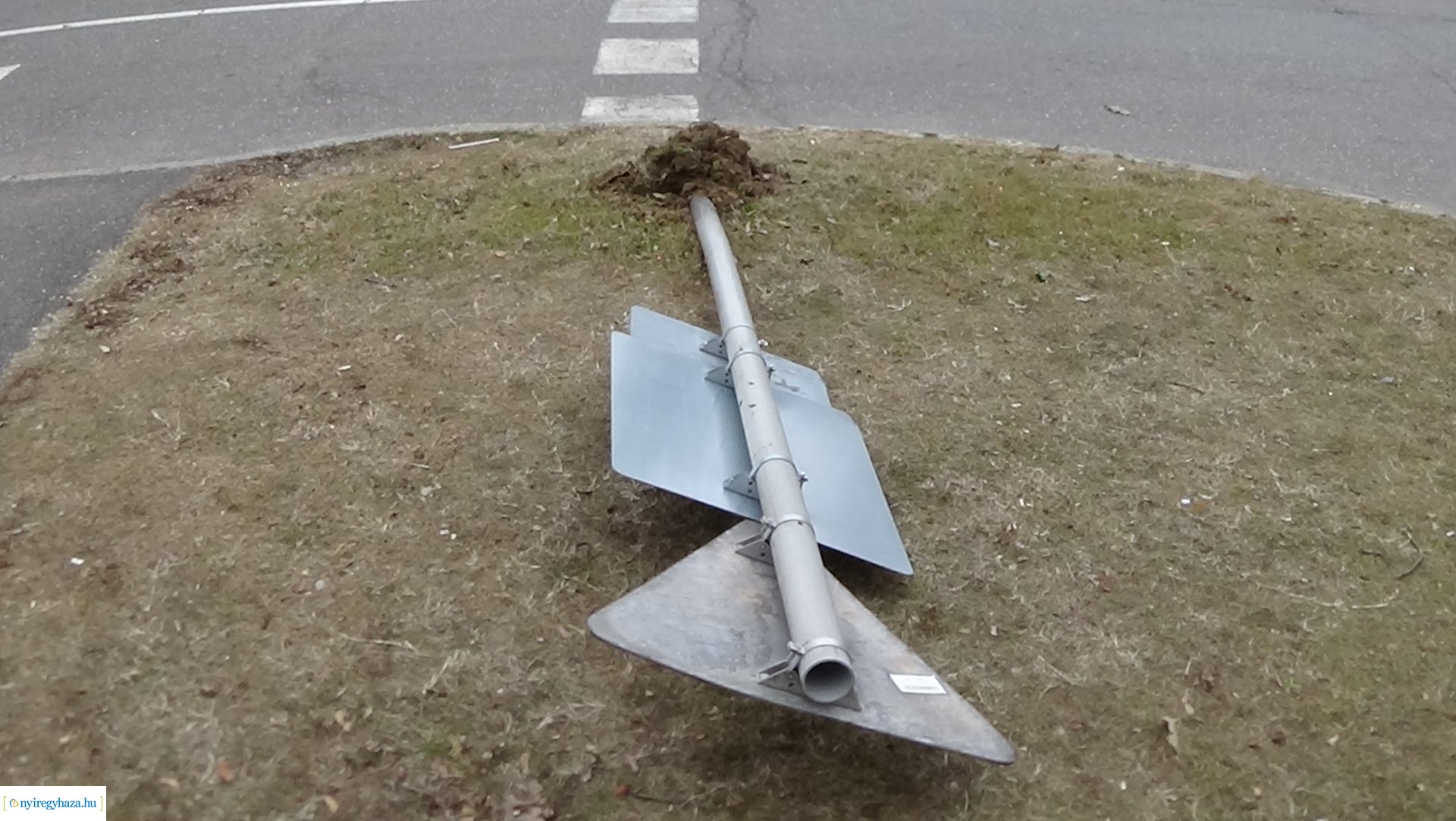 Táblákat törtek a város több pontján